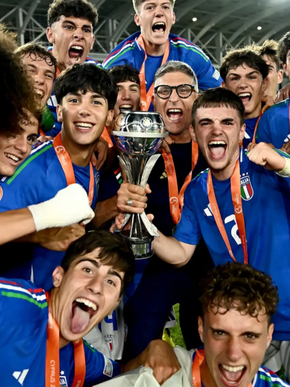 国际足球舞台上阵如云,球员实力对决热情高涨 国际足球舞台上阵如云,球员实力对决热情高涨