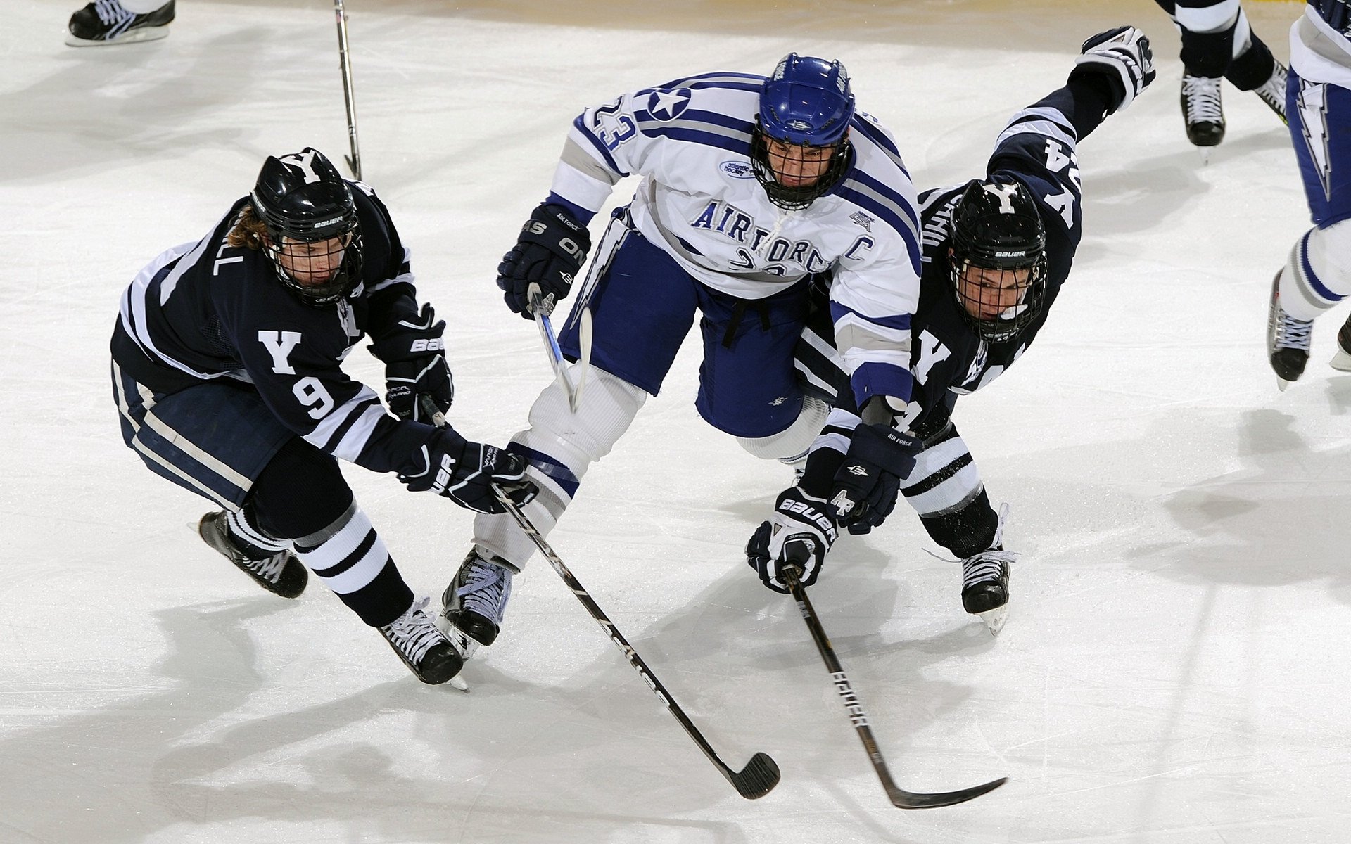 开云体育下载-赛道上的孤勇者，拉塞尔独扛哈斯大旗鏖战迈凯伦军团